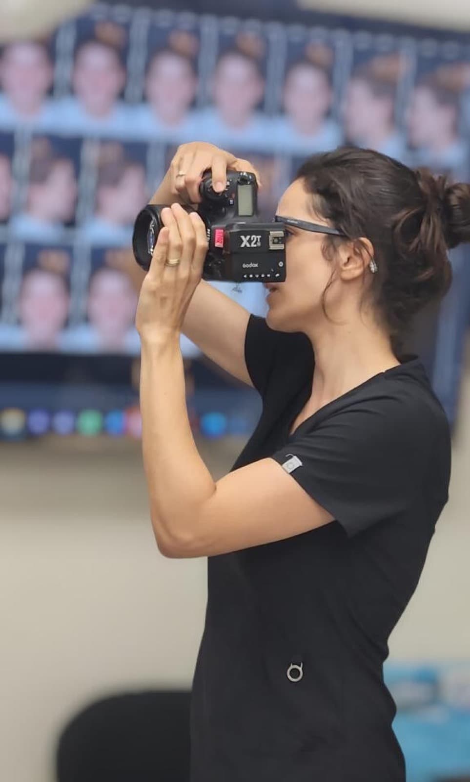 ד״ר טל אלון עובדת בקליניקה בתל אביב / Dr. Tal Alon working at her Tel Aviv clinic